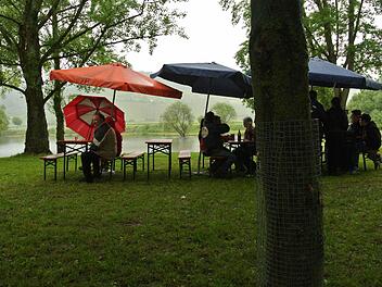 Es gibt kein schlechtes Wetter: Bei dem Seefest der Sportangler in Ziegelanger konnte man sich gut gewandet richtig amüsieren.  Fotos: Brigitte Krause