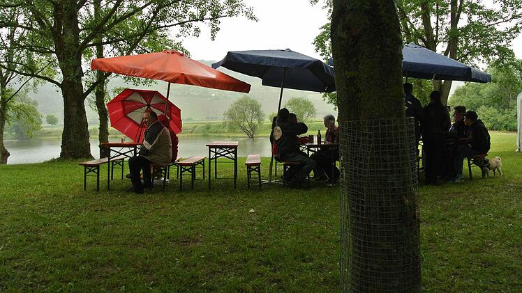 Es gibt kein schlechtes Wetter: Bei dem Seefest der Sportangler in Ziegelanger konnte man sich gut gewandet richtig amüsieren.  Fotos: Brigitte Krause