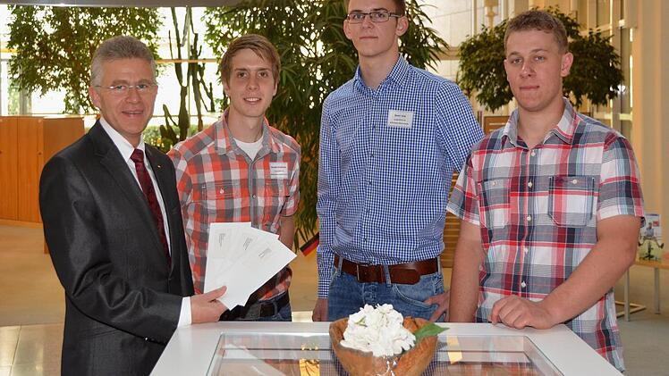 Sparkassenvorstandsvorsitzender Roland Friedrich zusammen mit den Preisträgern der "Guten Form 2014". Schon seit Jahren unterstützt die Sparkasse Bad Kisisngen diesen Kreativ-Wettbewerb der jungen Schreinergesellen. Auf unserem Foto v.li.: Roland Friedrich, Preisträger Benedikt Schuhmann, Martin Greb und Maximilian Kröckel.