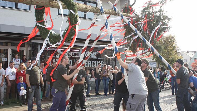 Das Baumaufstellen erledigten die Adelsdorfer Burschen mit links.