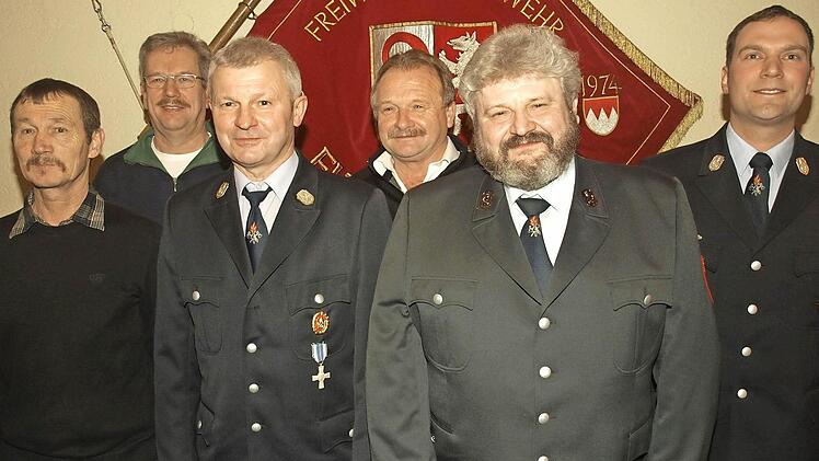 Seit 40 Jahren dabei (von links): Norbert Seufert, Willi Weber, Walter Werner, Klemens Fittkau und Albin Werner, denen Vorsitzender Stefan Karch (r.) Ehrenurkunden überreichte. Foto: Stefan Geiger