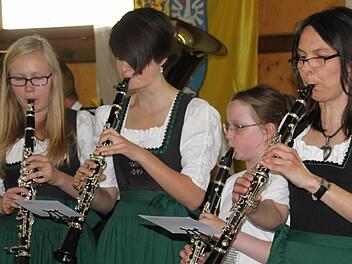Beim Muttertagskonzert des Musikvereins Mainleus zeigten sich auch die Klarinettenspielerinnen von ihrer besten Seite - von links: Hanna Fischer, Ronja Teschner, Lena Müller und Tanja Auschill. Das begeisterte Publikum spendete am Schluss stehend Beifall.  Fotos: Stephan Stöckel