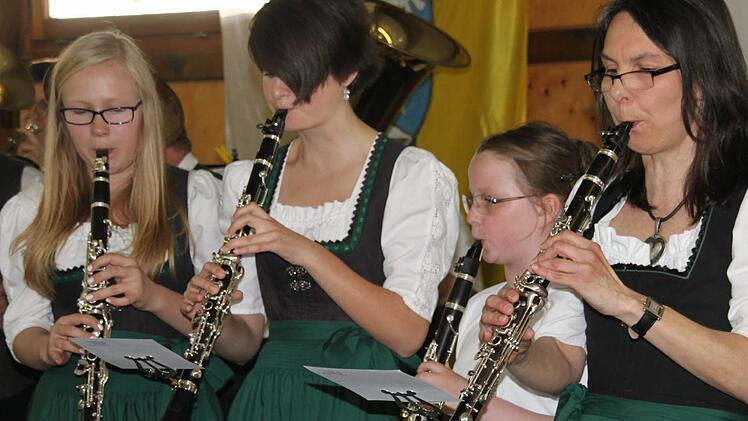 Beim Muttertagskonzert des Musikvereins Mainleus zeigten sich auch die Klarinettenspielerinnen von ihrer besten Seite - von links: Hanna Fischer, Ronja Teschner, Lena Müller und Tanja Auschill. Das begeisterte Publikum spendete am Schluss stehend Beifall.  Fotos: Stephan Stöckel