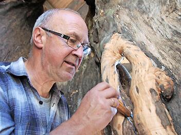 Die hohle Linde hat viele Wucherungen und Knorze. Herbert Holzheimer arbeitet sie jetzt noch heraus und wird einen Teil in einer speziellen Technik vergolden.Foto: Heike Beudert