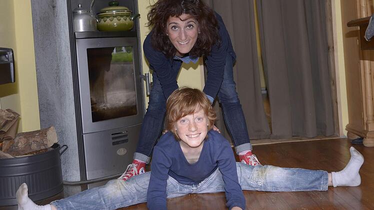 Wenn die Mutter mit dem Sohne... Manuela Mazzei und Lucas van Renzburg üben mehrere Stunden in der Wochen, denn Lucas will ein professioneller Tänzer werden und ein Internat besuchen. Foto: Christiane Lehmann