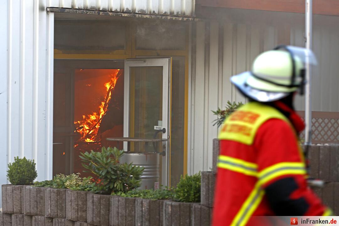Grossbrand nach Explosion auf Indoor-Kartbahn Foto: News5/Herse