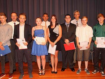 Sie erreichten die besten Ergebnisse bei ihrem Zertifikat für die "Mittlere Reife": Jochen Pflaum, Julian Burckhart, die Schulbeste Stefanie Diezel, Sandra Hetterich, Markus Göbhart, Sven Makowski und Christian Wagner (vordere Reihe von links) mit Bürgermeister Michael Ziegler, Rektor Raimund Willert und Konrektor Waldemar Baumann (hintere Reihe von links). Fotos: Günther Geiling