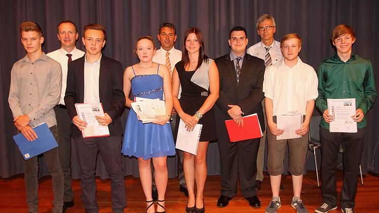 Sie erreichten die besten Ergebnisse bei ihrem Zertifikat für die "Mittlere Reife": Jochen Pflaum, Julian Burckhart, die Schulbeste Stefanie Diezel, Sandra Hetterich, Markus Göbhart, Sven Makowski und Christian Wagner (vordere Reihe von links) mit Bürgermeister Michael Ziegler, Rektor Raimund Willert und Konrektor Waldemar Baumann (hintere Reihe von links). Fotos: Günther Geiling