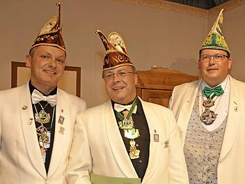 Die höchste Auszeichnung des Abends erhielt Arno Tatzel (mitte). Er wurde mit dem "Narr von Europa in Brillant" ausgezeichnet. Links Marco Nicolei vom NCC, rechts Stefan Grafe von der Föderation Europäischer Narren. Foto: Peter Rauch