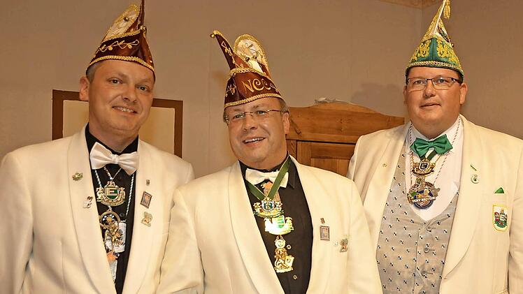 Die höchste Auszeichnung des Abends erhielt Arno Tatzel (mitte). Er wurde mit dem "Narr von Europa in Brillant" ausgezeichnet. Links Marco Nicolei vom NCC, rechts Stefan Grafe von der Föderation Europäischer Narren. Foto: Peter Rauch