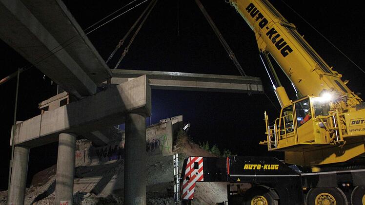 Die Brücke zwischen Kersbach und Baiersdorf wird demontiert. Foto: Josef Hofbauer