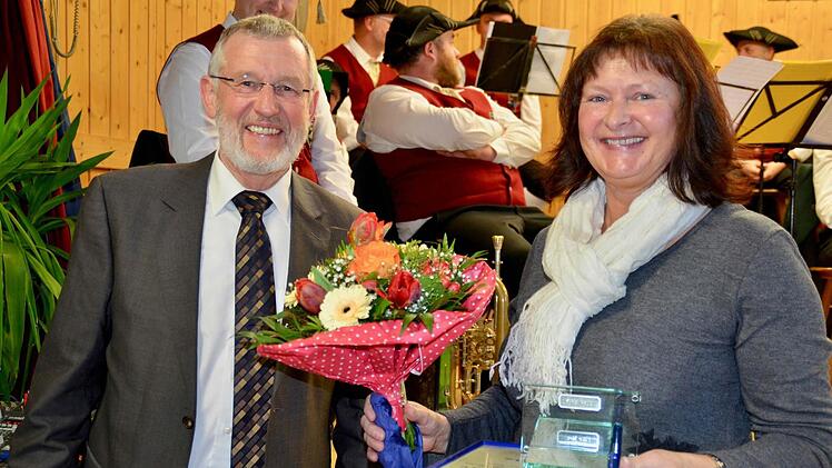 Elke Metz erhielt ebenfalls die gemeindliche Auszeichnung für ihr Engagement beim TSV Stangenroth. Dort hat sie vor fast vier Jahrzehnten die Gymnastikabteilung ins Leben gerufen und geleitet.  Foto: Kathrin Kupka-Hahn