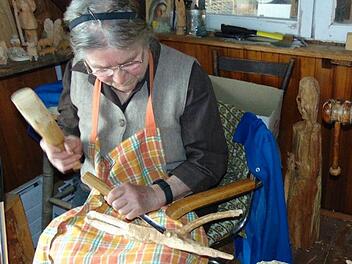 Monika Wölfel pflegt auch mit 93 Jahren ihre Leidenschaft, das Schnitzen. Fotos: Petra Malbrich