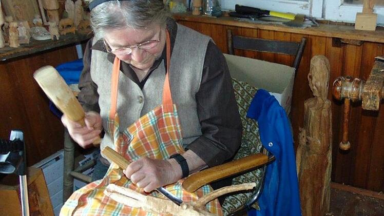 Monika Wölfel pflegt auch mit 93 Jahren ihre Leidenschaft, das Schnitzen. Fotos: Petra Malbrich