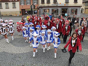 Unter dem Schlachtruf "SKK-ra-ra-ra" stürmten die Narren pünktlich das Staffelsteiner Rathaus.  Gerda Völk