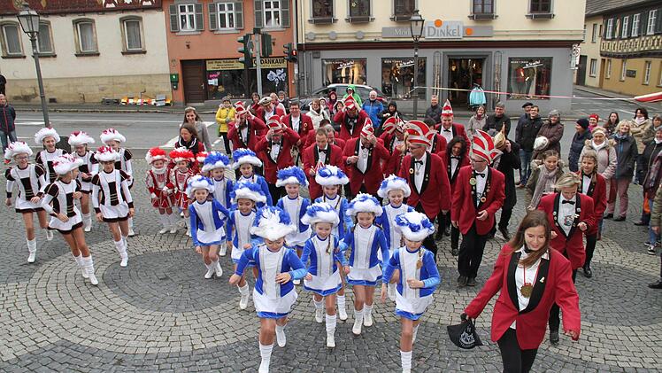 Unter dem Schlachtruf "SKK-ra-ra-ra" stürmten die Narren pünktlich das Staffelsteiner Rathaus.  Gerda Völk