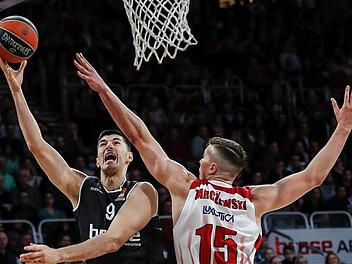 Luka Mitrovic (mit Ball), der sich hier gegen Kaleb Tarczewski durchsetzt, war gegen Mailand bester Brose-Rebounder. Foto: Löb