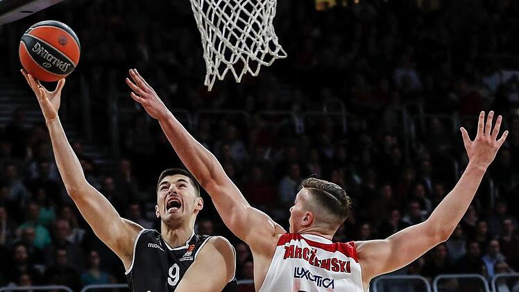 Luka Mitrovic (mit Ball), der sich hier gegen Kaleb Tarczewski durchsetzt, war gegen Mailand bester Brose-Rebounder. Foto: Löb