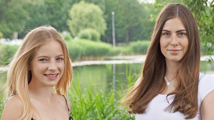 Am Sander Altmain trafen sich jetzt die neue Korbprinzessin Lina Krines (links) und ihre Vorgängerin im Amt, Anna-Maria Schneider, um offiziell die Krone der Symbolfigur weiterzugeben. Foto: Sabine Weinbeer