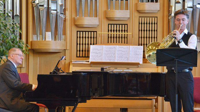 Das Hornkonzert Nr. 2 von Wolfgang Amadeus Mozart stellten Lionel Heilmann (Horn) und Professor Ernst Oestreicher (Klavier) vor. Foto: Hans Friedrich