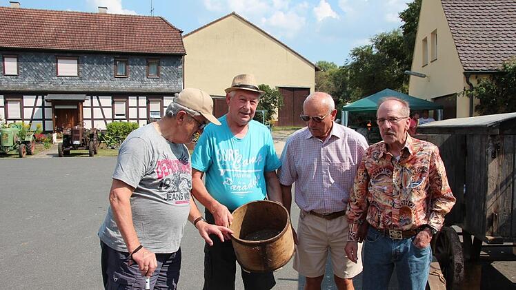 Zumindest zwei Männer aus der Gruppe wussten den Namen des einstigen Hohlmaßes: Die Metze oder der Metzen waren jeweils ein Getreidemaß. Der Unterschied lag nur im Geltungsbereich.  Foto: Franz Böhmer