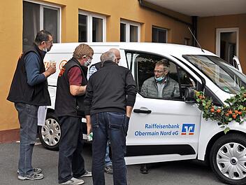 Gerne nutzten die Tafelfahrer das Angebot von Auto Hommert sie in das Fahrzeug einzuweisen. Foto: Ingrid Kohles