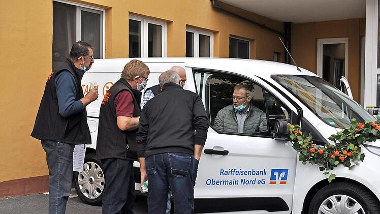 Gerne nutzten die Tafelfahrer das Angebot von Auto Hommert sie in das Fahrzeug einzuweisen. Foto: Ingrid Kohles