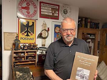 Autor Wolfgang Mahlmeister mit seinem neuen Buch "Die Postgeschichte von Burkardroth und Umgebung". Foto: Thilo Mahlmeister