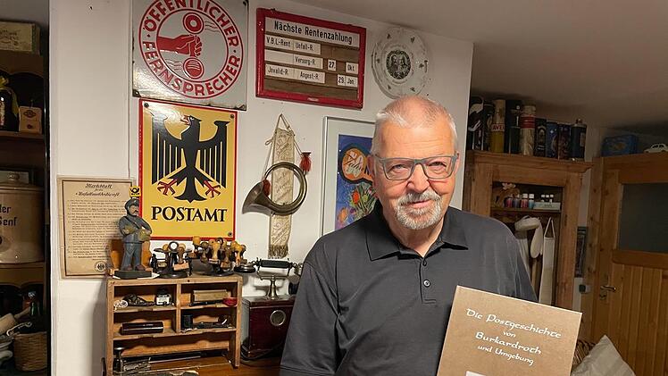 Autor Wolfgang Mahlmeister mit seinem neuen Buch "Die Postgeschichte von Burkardroth und Umgebung". Foto: Thilo Mahlmeister