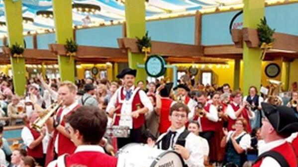 Ausgelassen feierten die Musiker und Trachtler im Festzelt auf der Wiesn