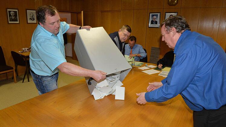 Auszählen der Stimmzettel im Rathaus