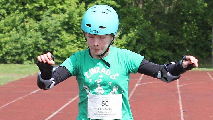 Beim "Wheelwalk" musste die Haßfurterin Elisabeth Göbel (12) die Reifen des Einrades mit den Füßen bewegen. Foto: Ralf Naumann