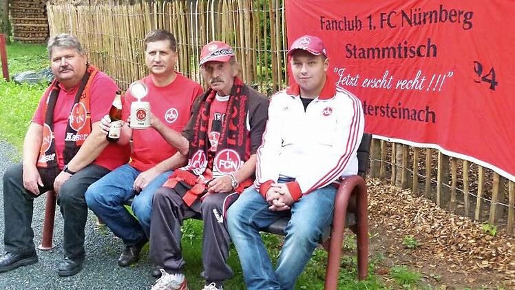 Nichts kann eiserne Club-Fans erschüttern. Auf bessere Zeiten für ihren FCN hoffen (von links) stellvertretender Vorsitzender Dieter Straubinger, Schriftführer Heinz Ehrhardt, Kassier Horst Weber und Vorsitzender Bastian Schmied. Foto: Werner Oetter