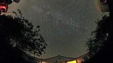 Die Sternwarte auf dem Feuerstein in der Nacht. All-Sky-Aufnahme im Eingangsbereich. Die Linien sind aber nur zwei Flugzeugspuren. Foto: Frank Fleischmann