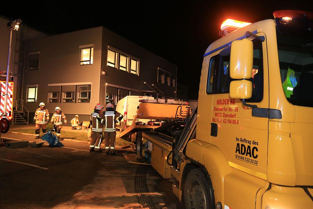 Transporter durchbricht Zaun