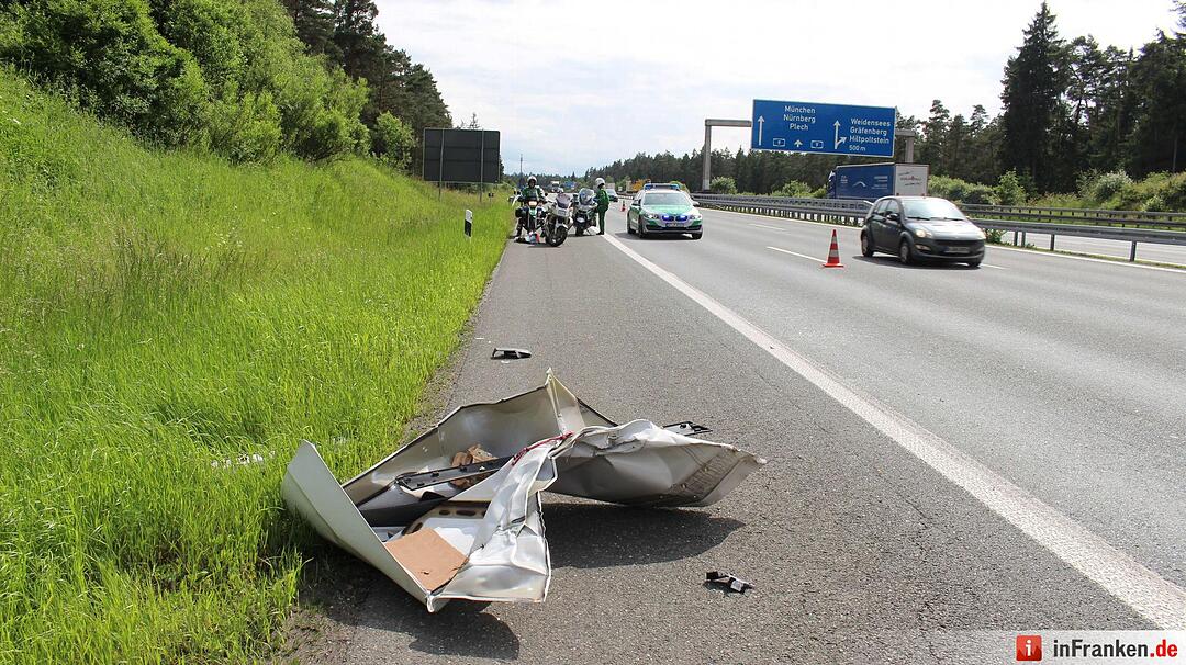 Transporter kollidiert mit Lkw auf der A9 - Kradfahrer stürzt