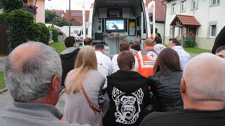 Ach, komm, das muss auch mal sein: Die BRK-Helfer funktionierten in Stettfeld kurzerhand ihren Leitwagen zur Fernsehzentrale um.