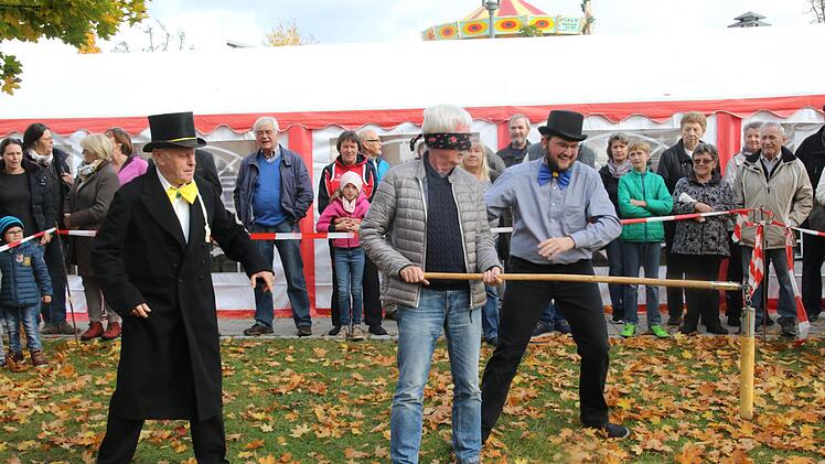 Der Hahnenschlag ist eine weitere Attraktion der Untersiemauer Kirchweih. Viele Besucher kommen auch aus dem Umland nach Untersiemau. Im Ring verbinden Edgar Rödel und Tobias Baum die Augen des "Delinquenten" und drehen ihn um seine eigene Achse. Foto: Michael Stelzner