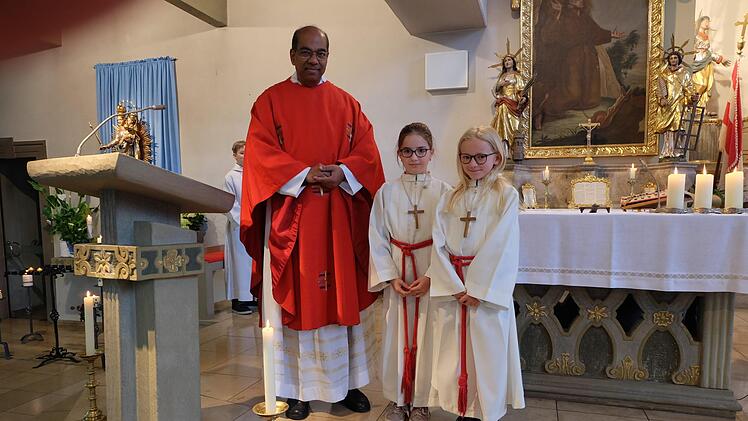 Zwei neue Ministrantinnen hat Thundorfs Pfarrei "St. Laurentius" (von links):  Pfarrer James Kurianal, Chiara Seufert und Luisa Krug. Foto: Philipp Bauernschubert