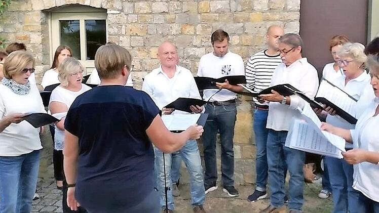 Der Projektchor des Gesangvereins "Eintracht" trug zur Unterhaltung der Festgäste bei. Foto: Ulrike Langer