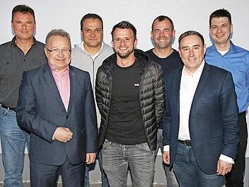 Der SV Coburg-Ketschendorf ehrte treue Mitglieder (von links): Frank Forkel, Michael Eckelt, Jürgen Scharf, Fabian Schelhorn, Gerald Koch, Vorsitzender Michael Schulz und Jens Burkhardt.  Fotos: Desombre