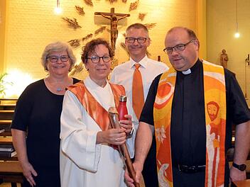 Nach zehnjähriger Tätigkeit als Krankenhausseelsorgerin wechselt Gabriela Amon nun nach Bad Neustadt. Verabschiedet wurde sie in der Kapelle des St. Elisabethkrankenhauses von Christine Endres (Diakonische Pastoral im Ordinariat Würzburg) sowie dem katholischen Pfarrer Gerd Greiner und seinem evangelischen Kollegen Pfarrer  Steffen Lübke. Auf unserem Foto v.li.: Christine Endres, Gabriela Amon, Stadtpfarrer Gerd Greiner und Pfarrer Steffen Lübke.
