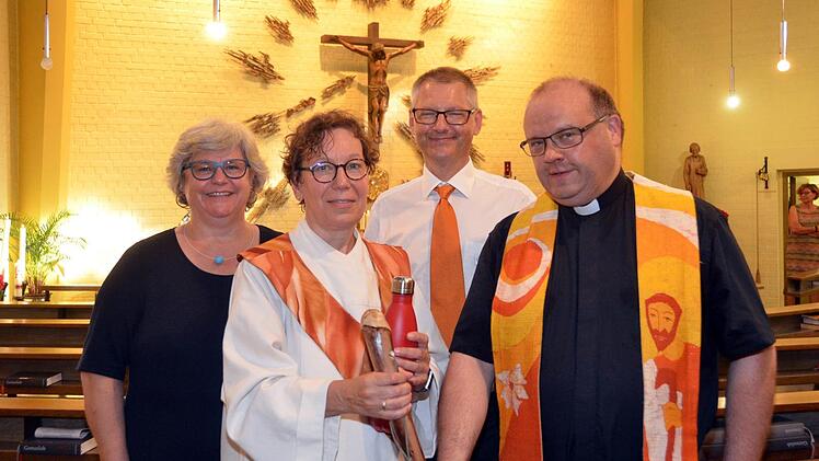 Nach zehnjähriger Tätigkeit als Krankenhausseelsorgerin wechselt Gabriela Amon nun nach Bad Neustadt. Verabschiedet wurde sie in der Kapelle des St. Elisabethkrankenhauses von Christine Endres (Diakonische Pastoral im Ordinariat Würzburg) sowie dem katholischen Pfarrer Gerd Greiner und seinem evangelischen Kollegen Pfarrer  Steffen Lübke. Auf unserem Foto v.li.: Christine Endres, Gabriela Amon, Stadtpfarrer Gerd Greiner und Pfarrer Steffen Lübke.