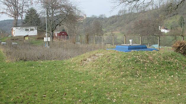 Der alte Brunnen und das Maschinenhaus am "W&auml;sserungsweg" k&ouml;nnten bei entsprechendem Umbau das Problem der Sportplatz-Bew&auml;sserung l&ouml;sen.  Foto: Winfried Ehling