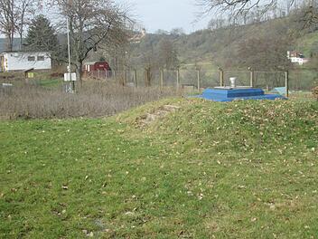 Der alte Brunnen und das Maschinenhaus am "Wässerungsweg" könnten bei entsprechendem Umbau das Problem der Sportplatz-Bewässerung lösen.  Foto: Winfried Ehling