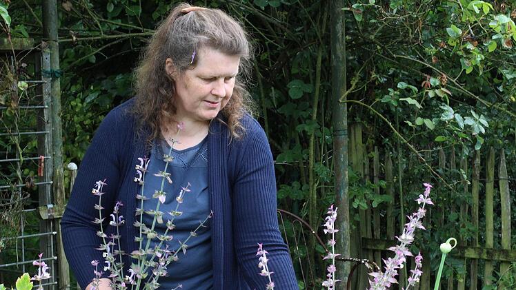 Schmidt hat auch außerhalb des Gewächshauses einen großen Nutzgarten angelegt. Dort wächst unter anderem Salbei.