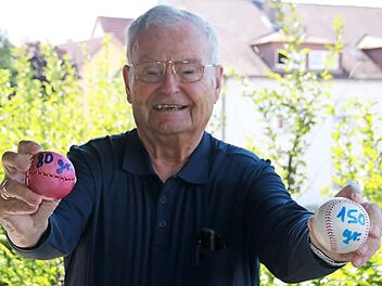 Richard Kermas, der frühere Geschäftsführer der Staffelsteiner Akkumulatorenfabrik Moll, zeigt hier einen Schlagball (links) und einen fast doppelt so schweren Baseball. Die Bälle musste er sich ausleihen, denn seine eigenen Sportutensilien vermachte er einem Museum. Foto: Matthias Einwag