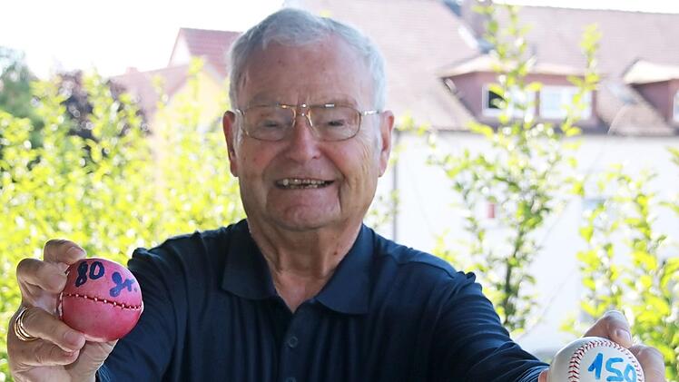 Richard Kermas, der frühere Geschäftsführer der Staffelsteiner Akkumulatorenfabrik Moll, zeigt hier einen Schlagball (links) und einen fast doppelt so schweren Baseball. Die Bälle musste er sich ausleihen, denn seine eigenen Sportutensilien vermachte er einem Museum. Foto: Matthias Einwag