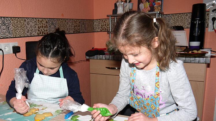 "Löschi"-Backen macht sichtlich  Spaß. - Foto: Berthold Köhler