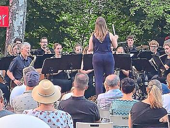 Das Blasorchester Bad Berneck bei der Serenade am Goldbergsee unter Dirigentin Jasmin Panzer und den begeisterten Musikliebhabern. Bruno Prei&szlig;inger